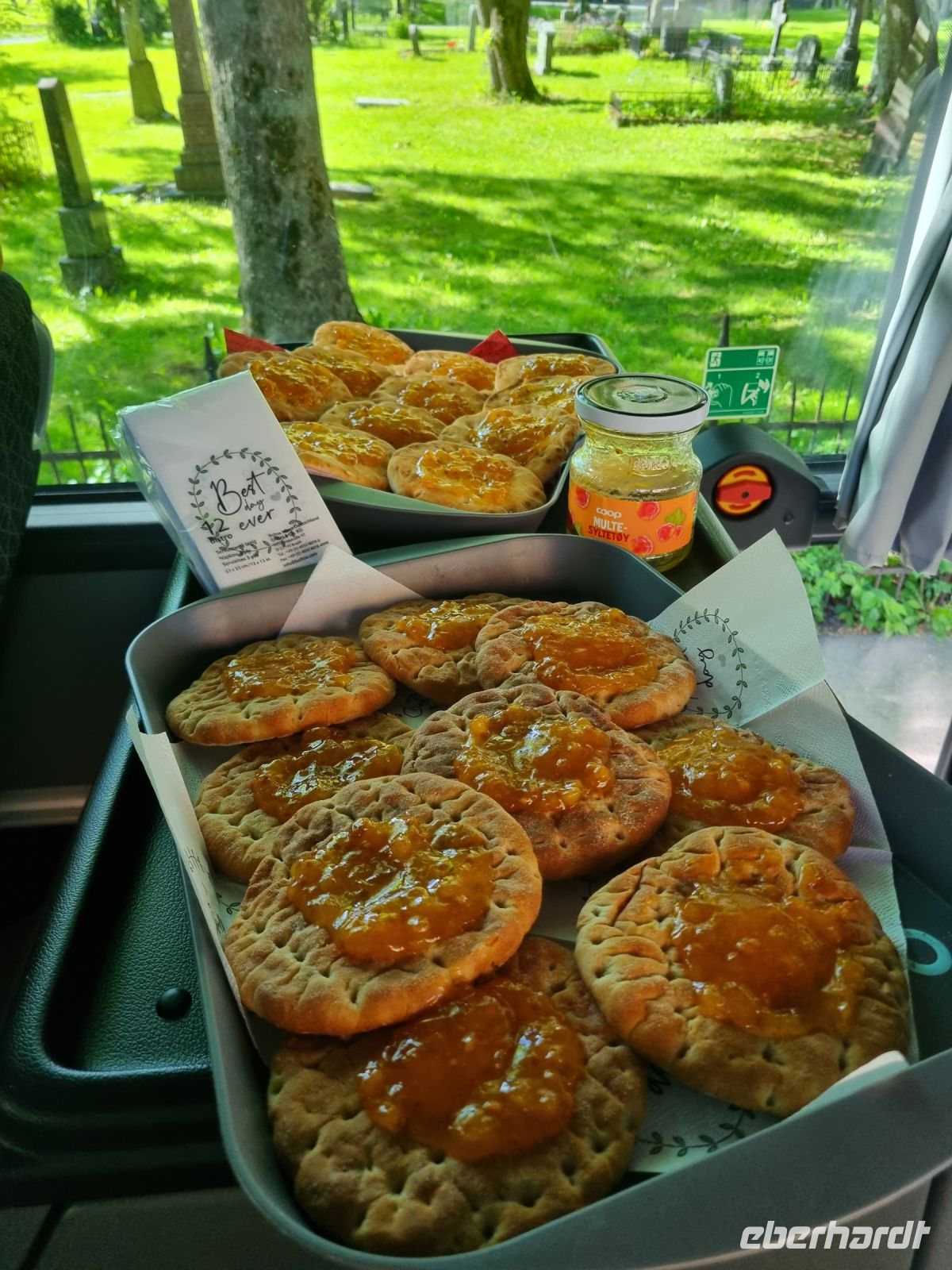 Verkostung von Moltebeeren-Marmelade