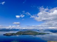 Tag 7 - Blick auf die Insel Skorpa und den Øksfjordjøkelen