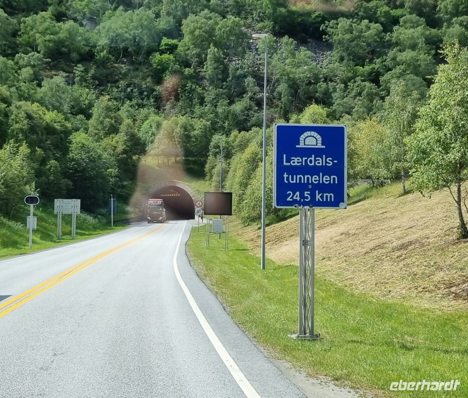 Einfahrt im den Laerdaltunnel...