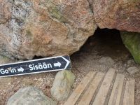 Eingang zur Bärenhöhle (Karhunpesäkivi) bei Inari