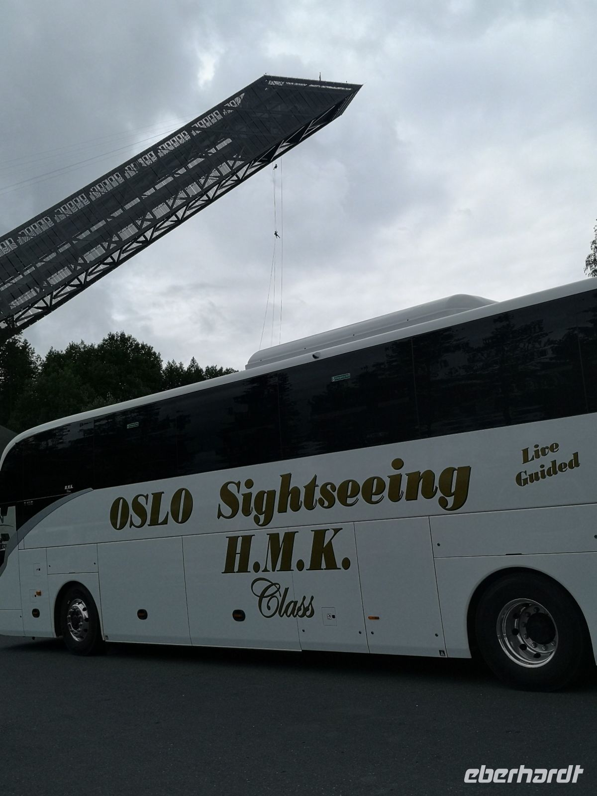 Nein, nicht der Bus ist wichtig, die Sensation hängt von der Schanze runter