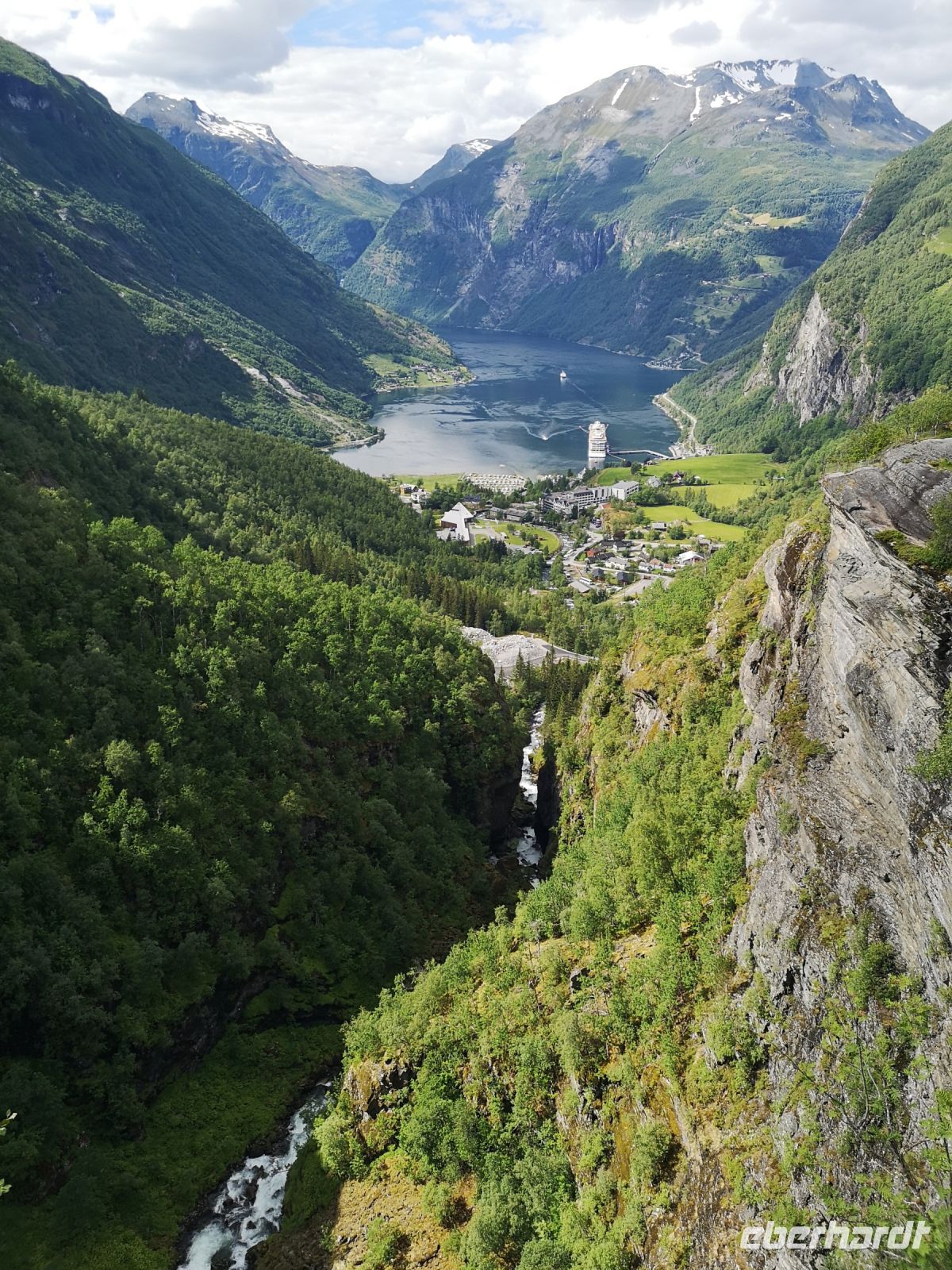 Und da ist er - Geiranger mit Fjord
