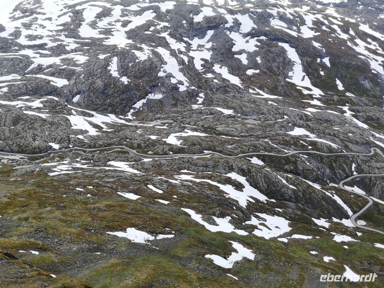 Die Geirangerstrasse schlengelt sich durch den Steingarten