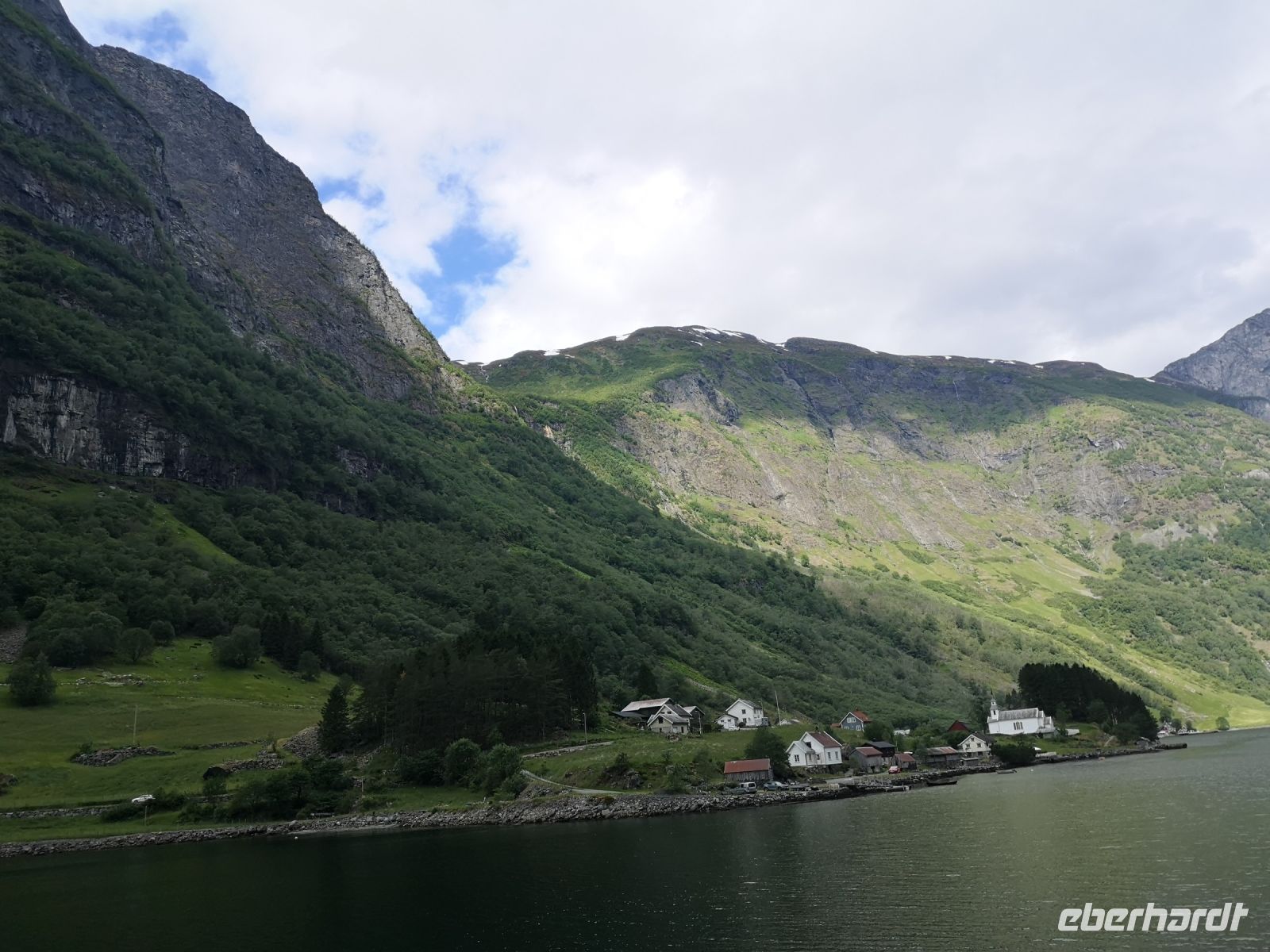 am Ufer von Naeroyfjord