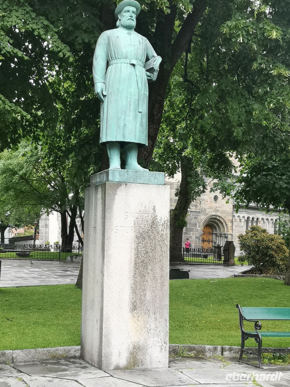 Snorri Sturluson mit seinem Buch Edda