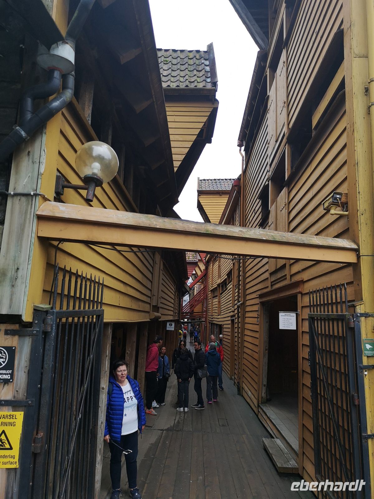 Eine Gasse von Bryggen - Menschen sind überall