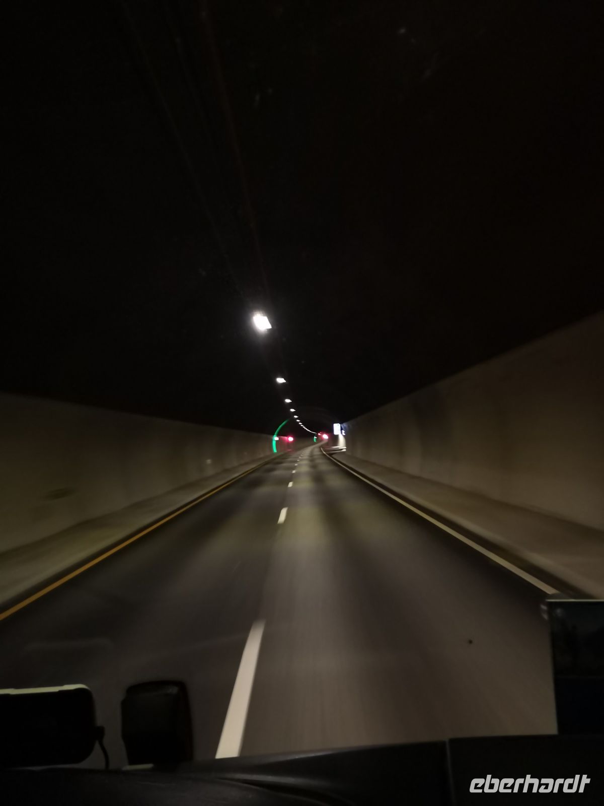 Die Tunnels von Norwegen - spärlich mit dem Licht ausgestattet