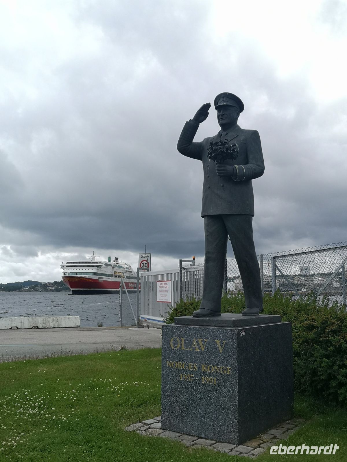 Olav der  V grüßt noch immer jedes Schiff im Hafen von Kristiansand