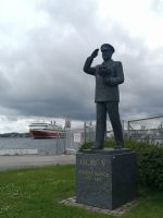 Olav der  V grüßt noch immer jedes Schiff im Hafen von Kristiansand
