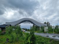 Bogen über der E6 als Grenze zwischen Nordnorwegen und Mittelnorwegen (Nordland - Trøndelag)