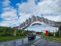 Bogen über der E6 als Grenze zwischen Mittelnorwegen und Nordnorwegen (Trøndelag - Nordland)