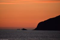 Halbinsel Kjerringa, das auch als Westkap bezeichnet wird, mit seinen über 400 Meter hohen Klippen