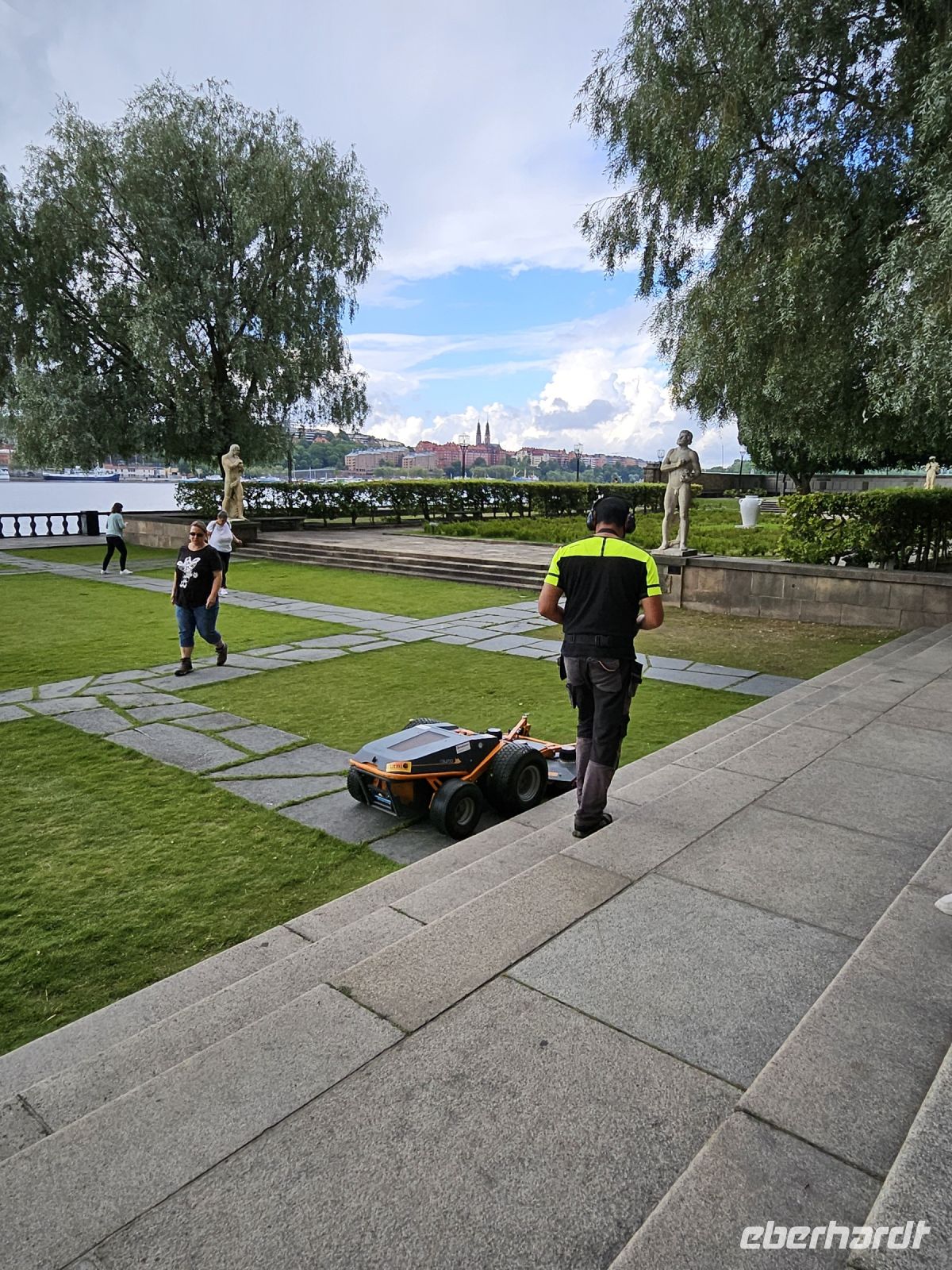 moderner Mähroboter mit Fernbedienung in Stockholm