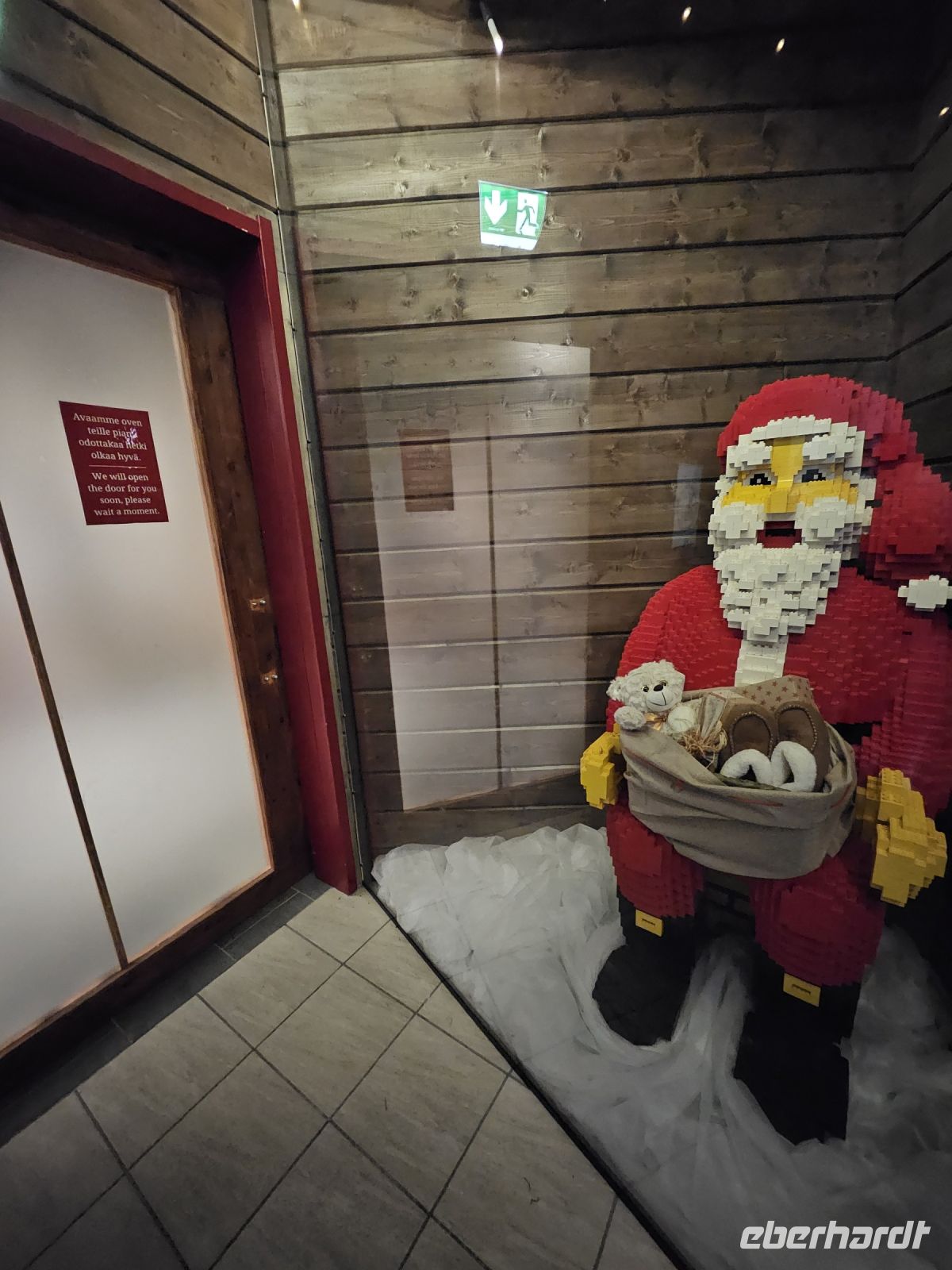 Hinter der Tür wartet der Weihnachtsmann