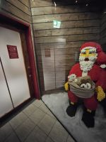 Hinter der Tür wartet der Weihnachtsmann