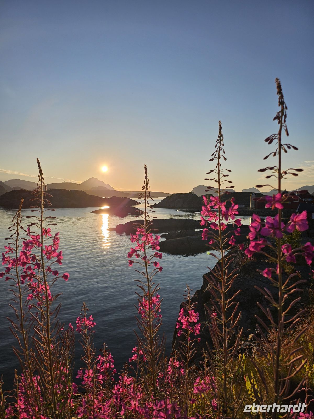 Mitternachtssonne am Hotel