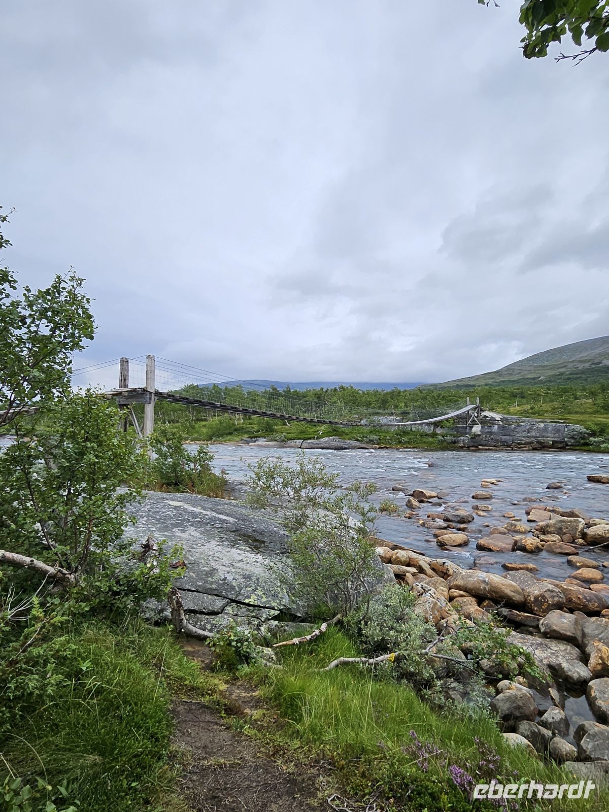 Hängebrücke auf der Hochebene Saltfjellet