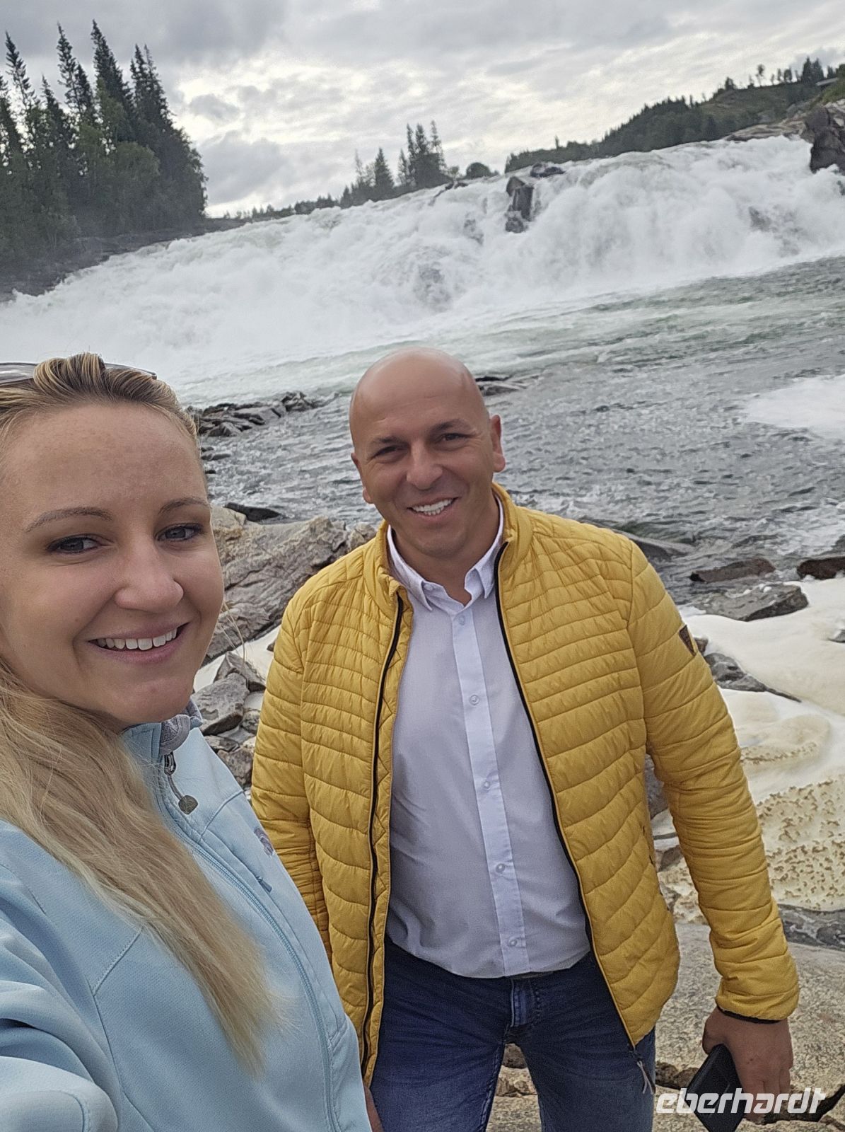 Reiseleitung Mariele und Busfahrer Daniel am Laksforsen