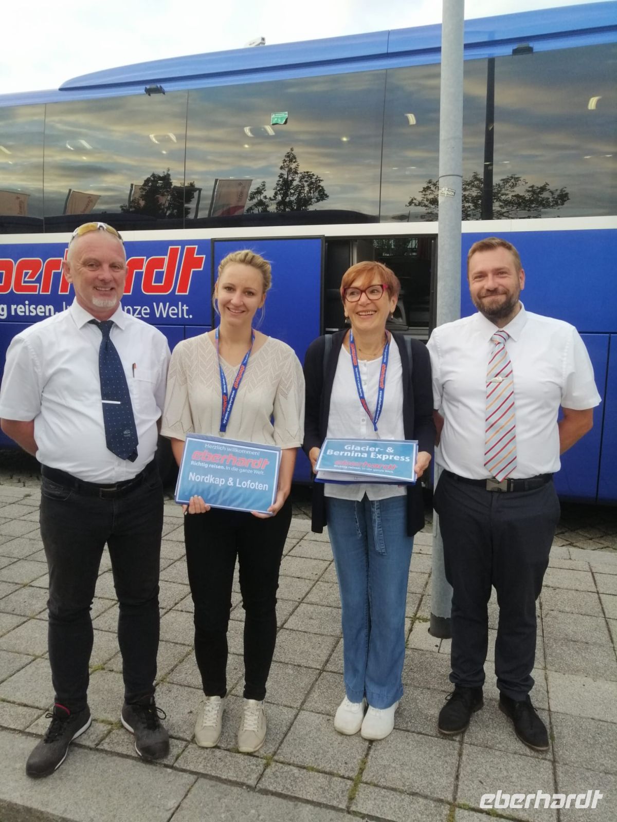 Start am Flughafen Dresden mit Busfahrer Jens (links) und RL Mariele (2. von links) und einem zweiten Eberhardt Team