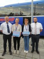 Start am Flughafen Dresden mit Busfahrer Jens (links) und RL Mariele (2. von links) und einem zweiten Eberhardt Team