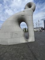 Skulptur vor Bibliothek