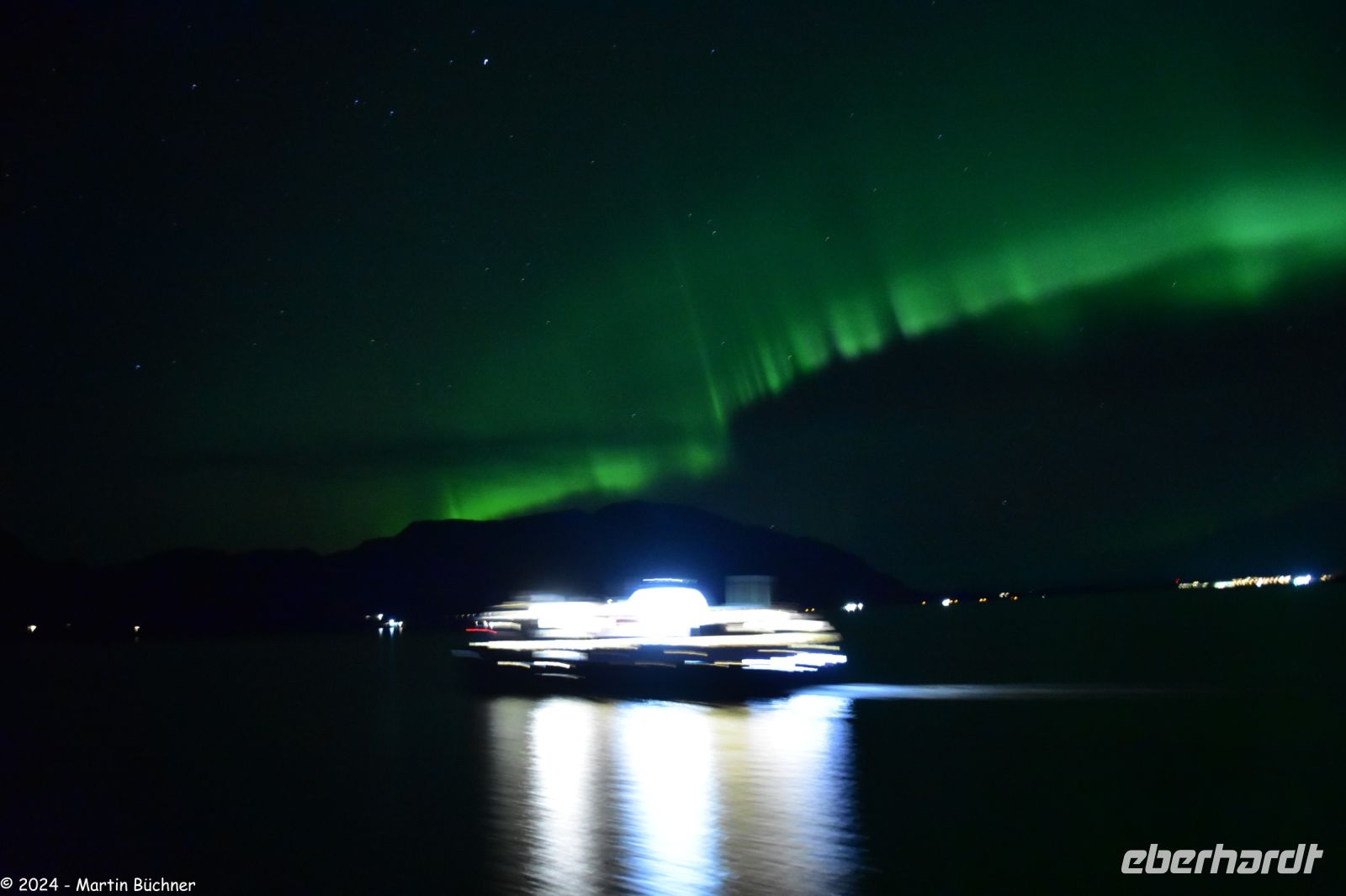 Møre og Romsdalen - Polarlicht vor Molde - südgehendes Postschiff