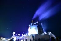 MS Trollfjord in sternenklarer Nacht