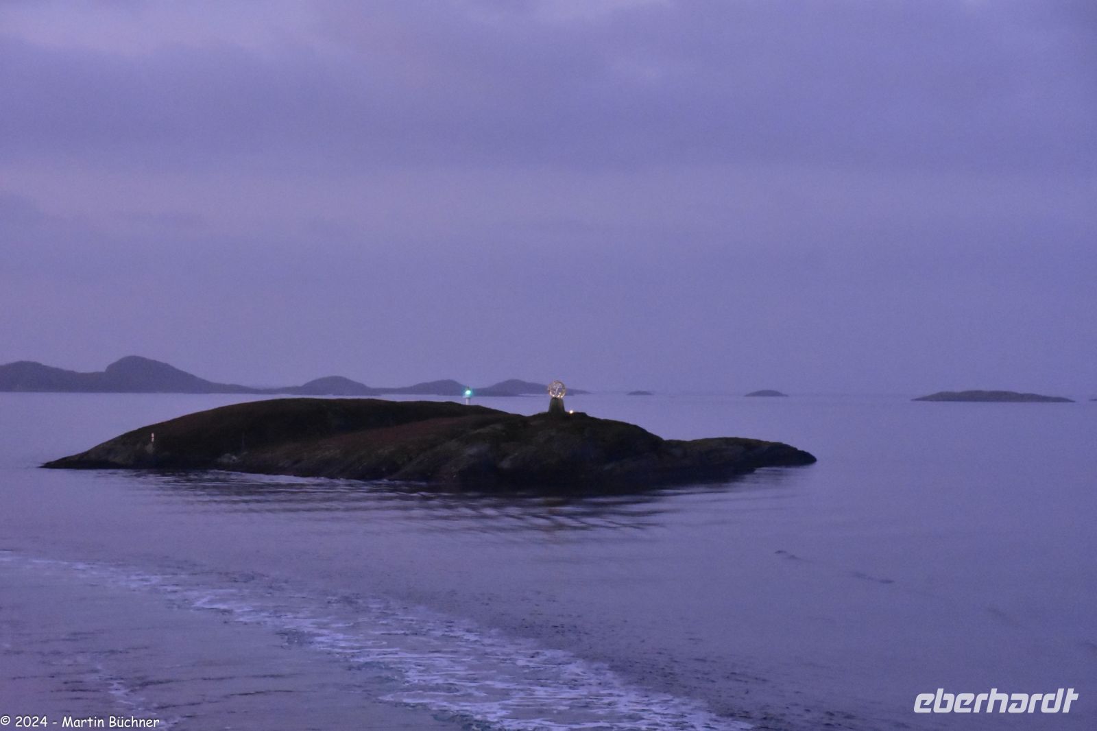 Helgelandsküste - Insel Viking - mit dem Polarkreis-Globus
