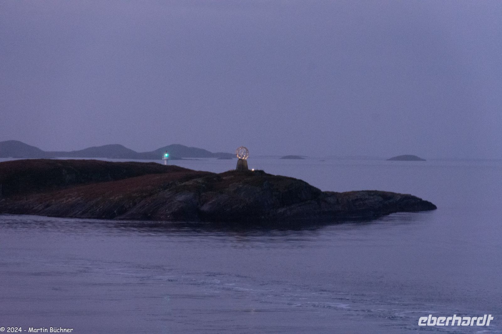 Helgelandsküste - Insel Viking - mit dem Polarkreis-Globus