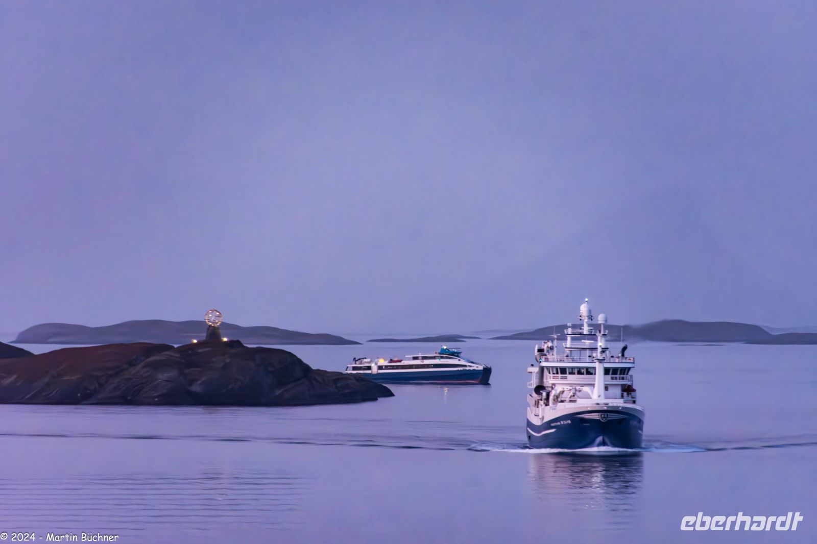 Am Polarkreis - ganz schön viel Schiffsverkehr am Polarkreis (im Hintergrund das lokale Hurtigbåt)