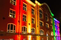 Tromsø - Gebäude leuchtet in den Farben der Samischen Flagge
