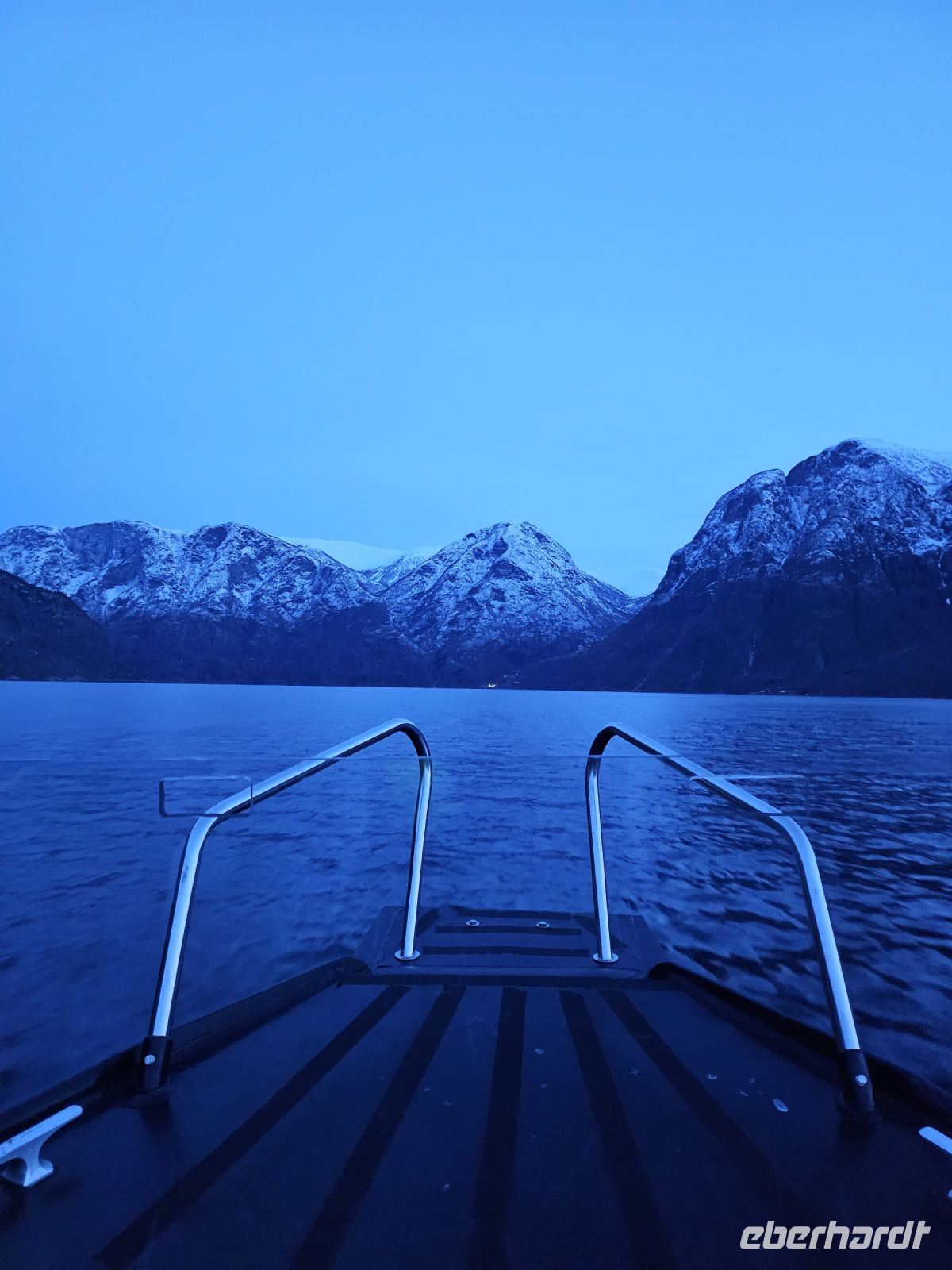 blaue Stunde im Fjord