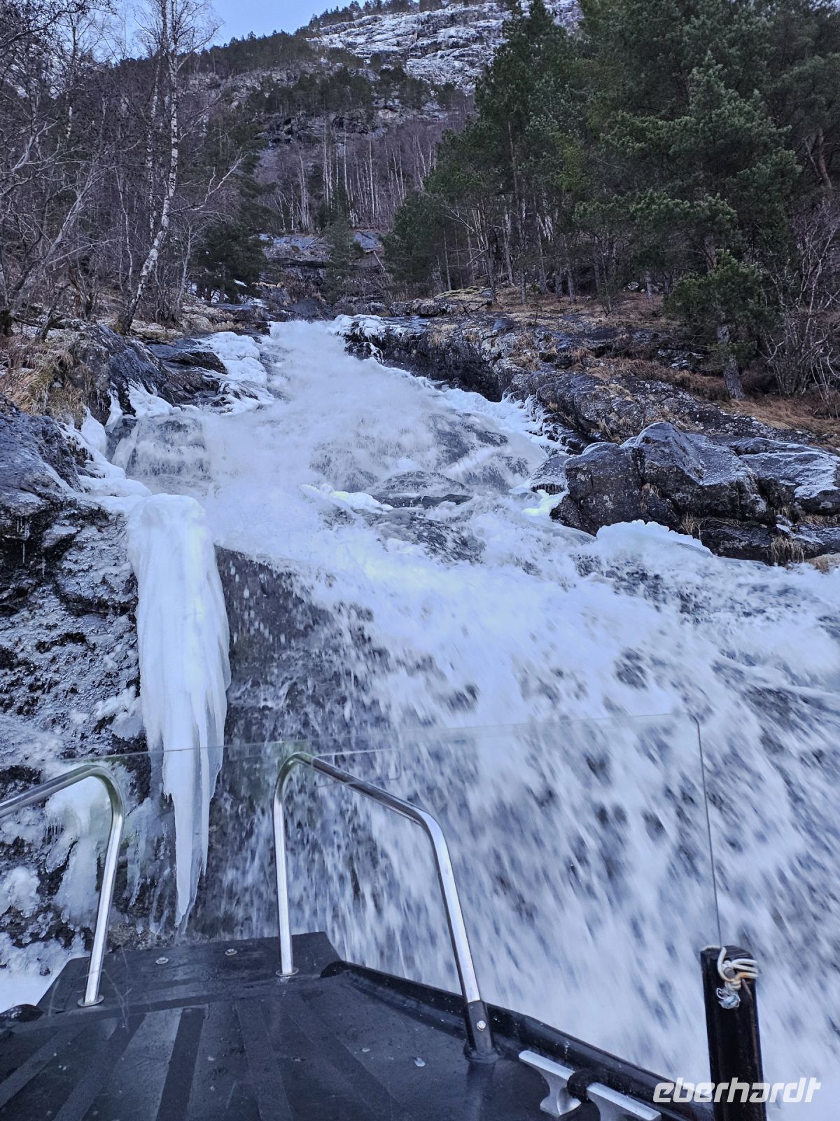 mit dem Boot in den Wasserfall