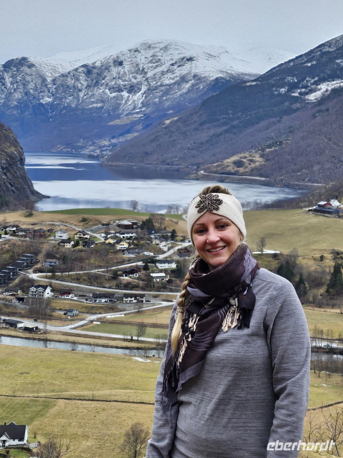 Blick über  Flåm und den Auerlandsfjord