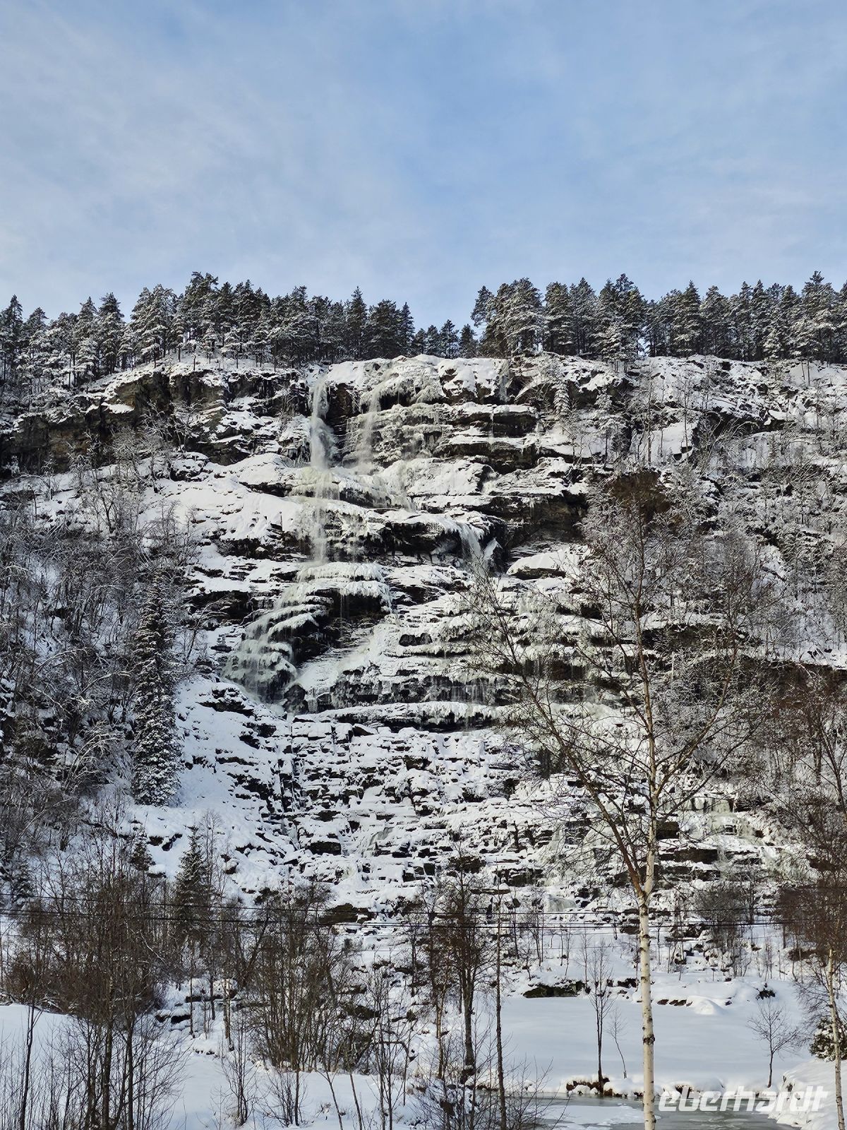 vorbei am Tvindefossen