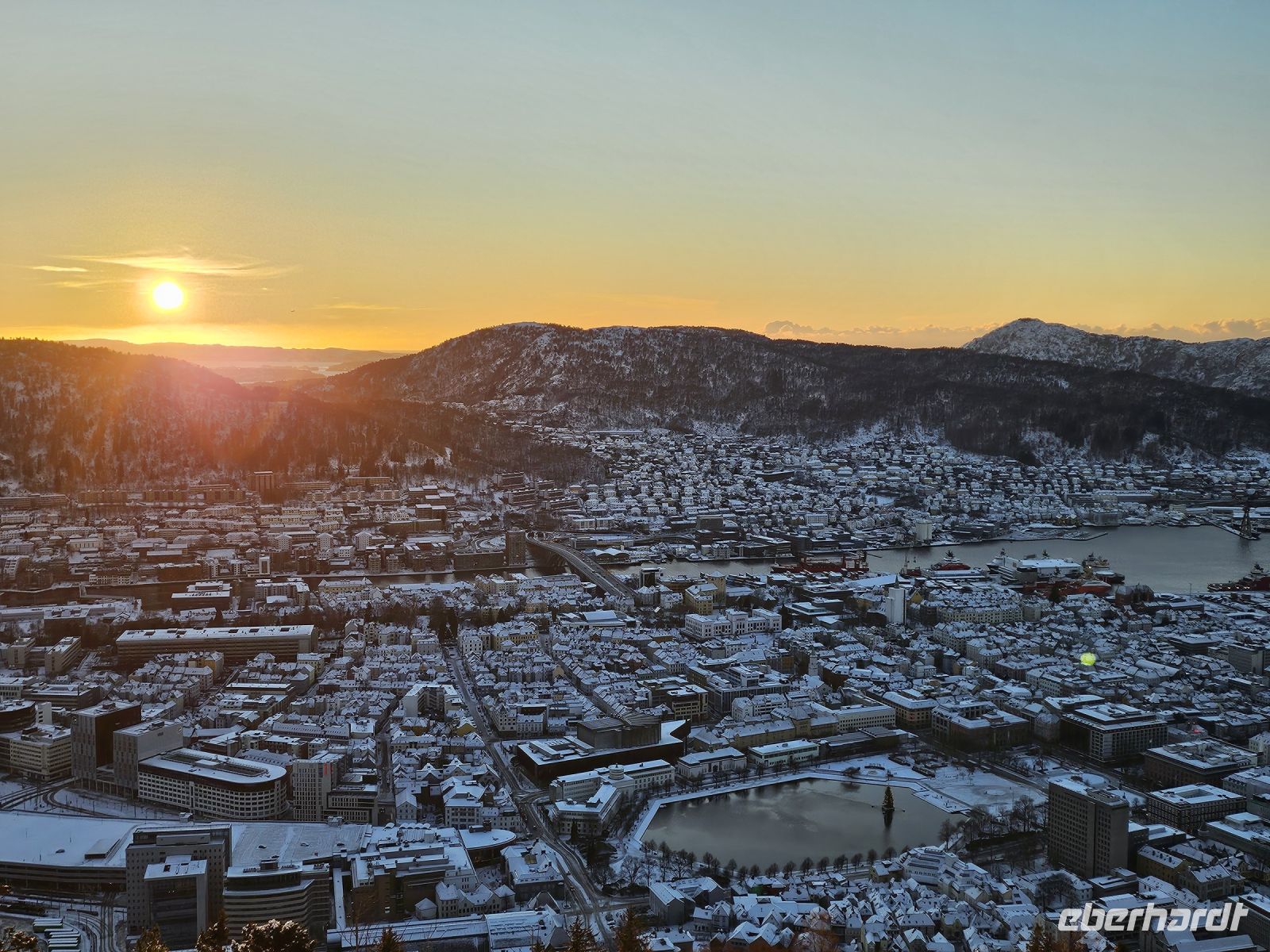 Blick über Bergen zum Sonnenuntergang