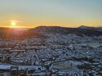 Blick über Bergen zum Sonnenuntergang