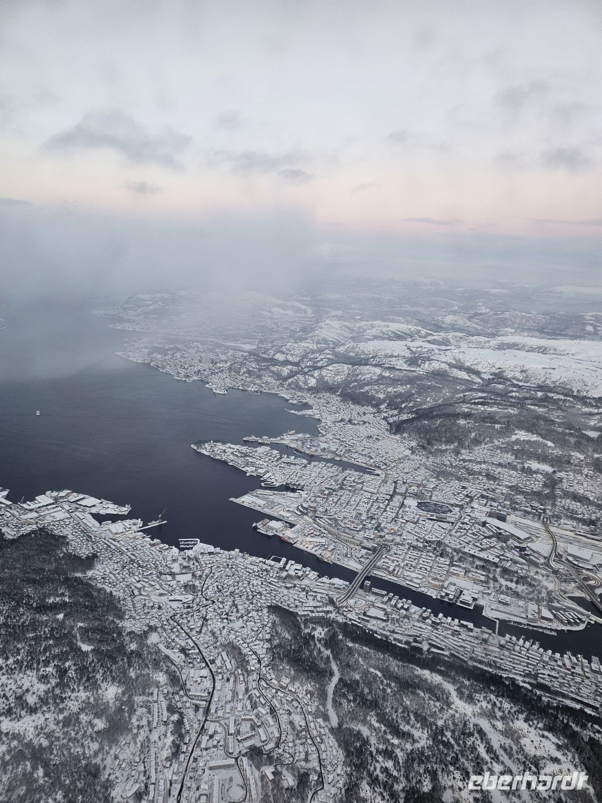 Blick auf Bergen aus dem Flugzeug