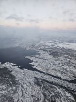 Blick auf Bergen aus dem Flugzeug
