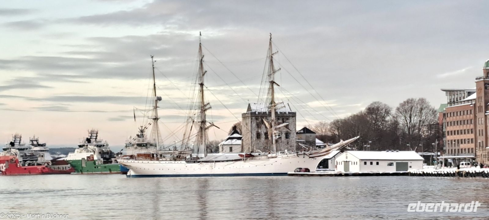 Bergen - Vågen - die Bucht mit dem Segelschulschiff 