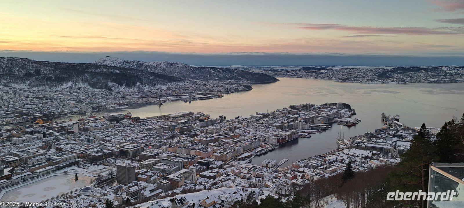 Bergen - Vågen (Bucht am unteren Bildrand) vom Hausberg Fløyen