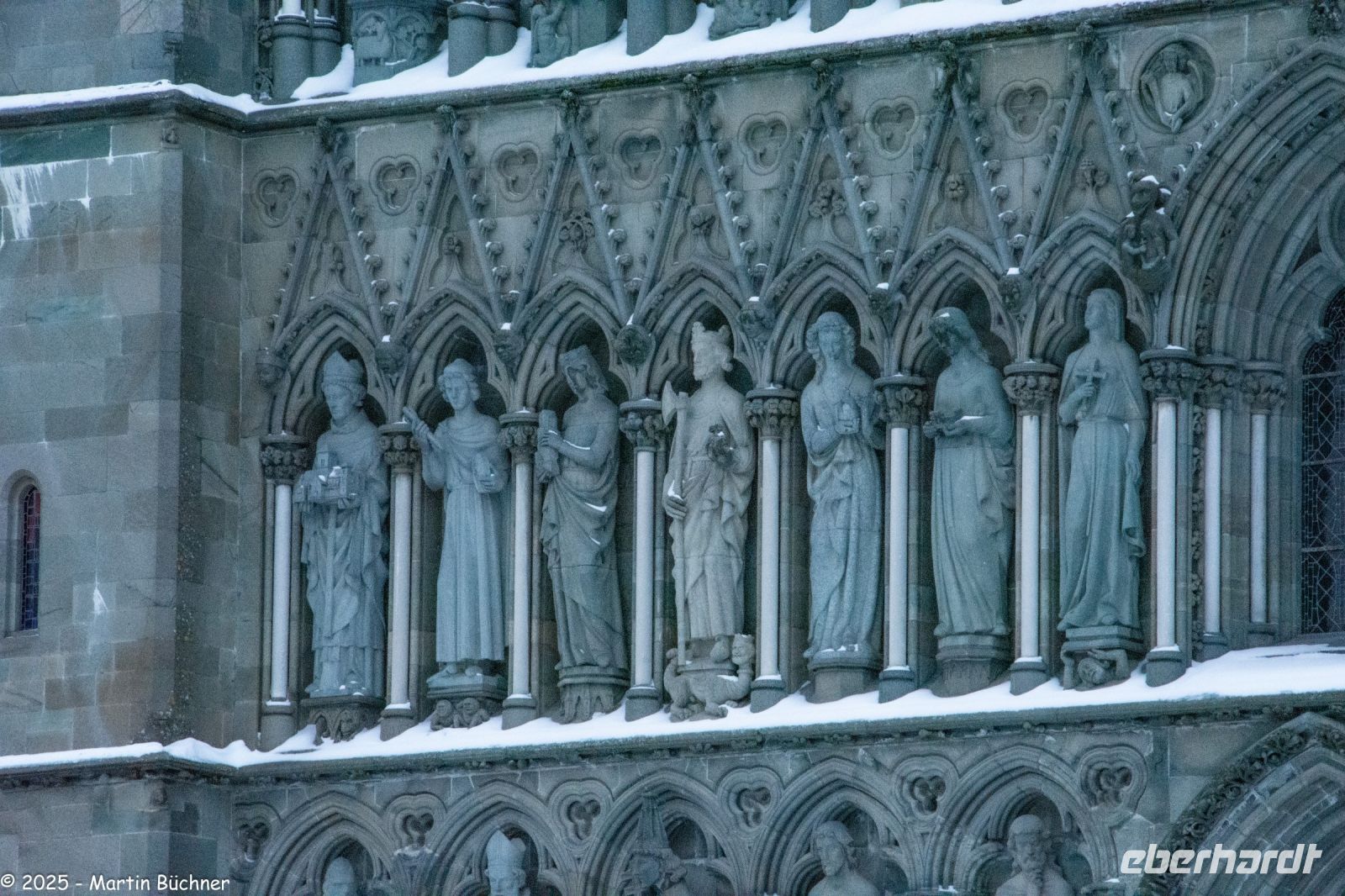 Trondheim - UNESCO Weltkulturerbe Nidarosdom - in der Mitte - etwas heller mit der Axt - Olav II. genannt der Heilige