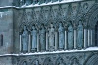 Trondheim - UNESCO Weltkulturerbe Nidarosdom - in der Mitte - etwas heller mit der Axt - Olav II. genannt der Heilige