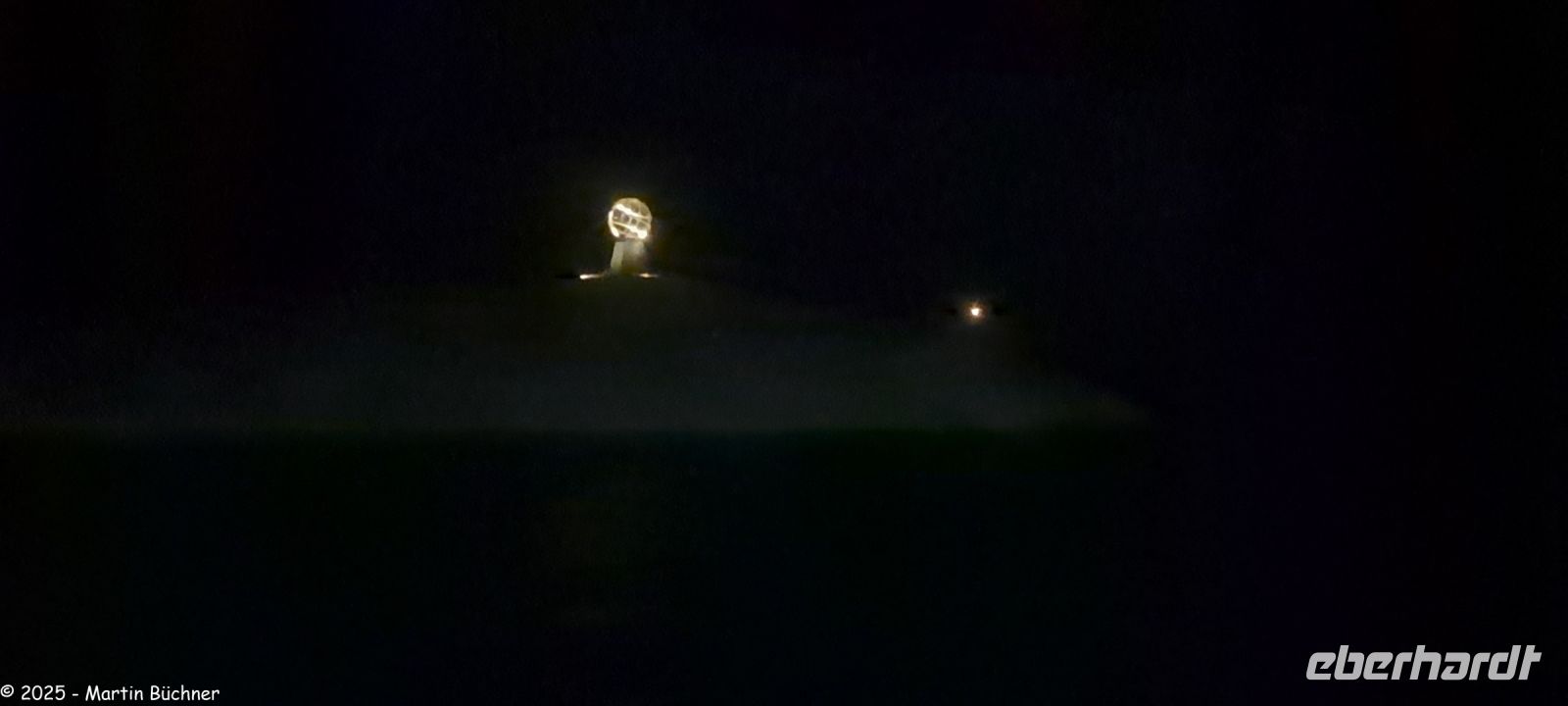 Polarkreisüberquerung mit dem Globus auf der kleinen Insel Viking