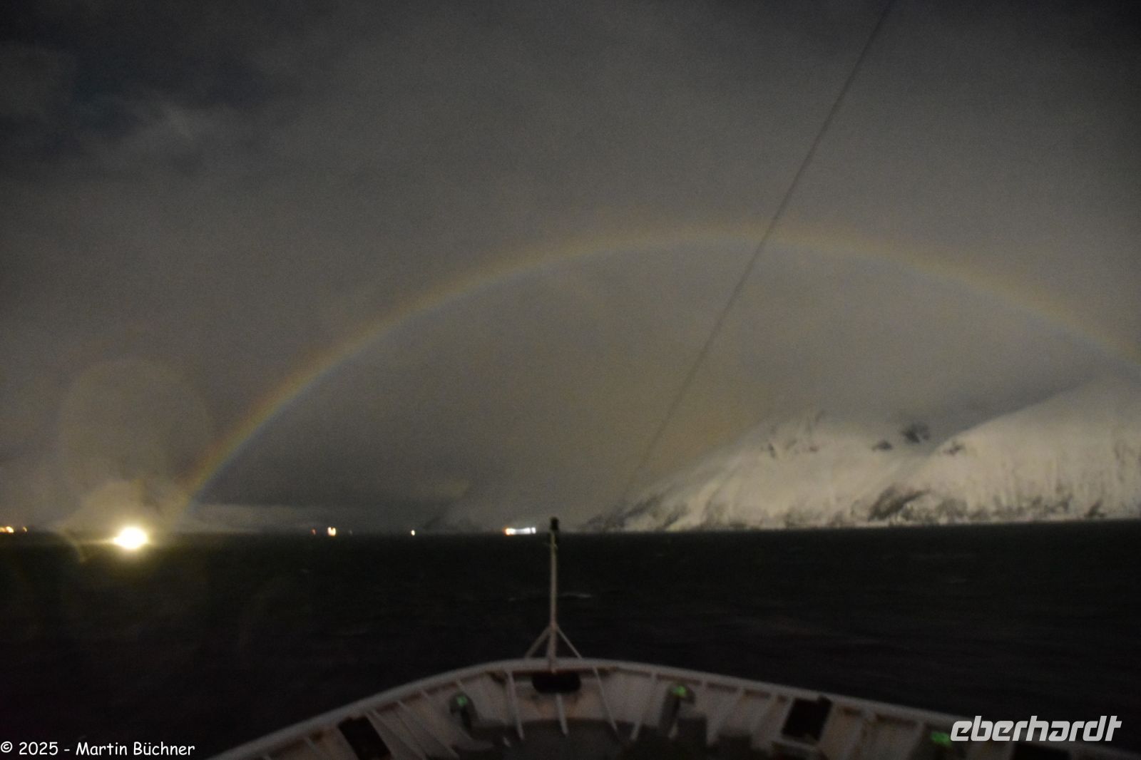 Nein - ohne Regen - kein Mond-Regenbogen!!! (auch für mich ist das eine neue Erfahrung!) - es ist ca. 20.00 Uhr im Winter