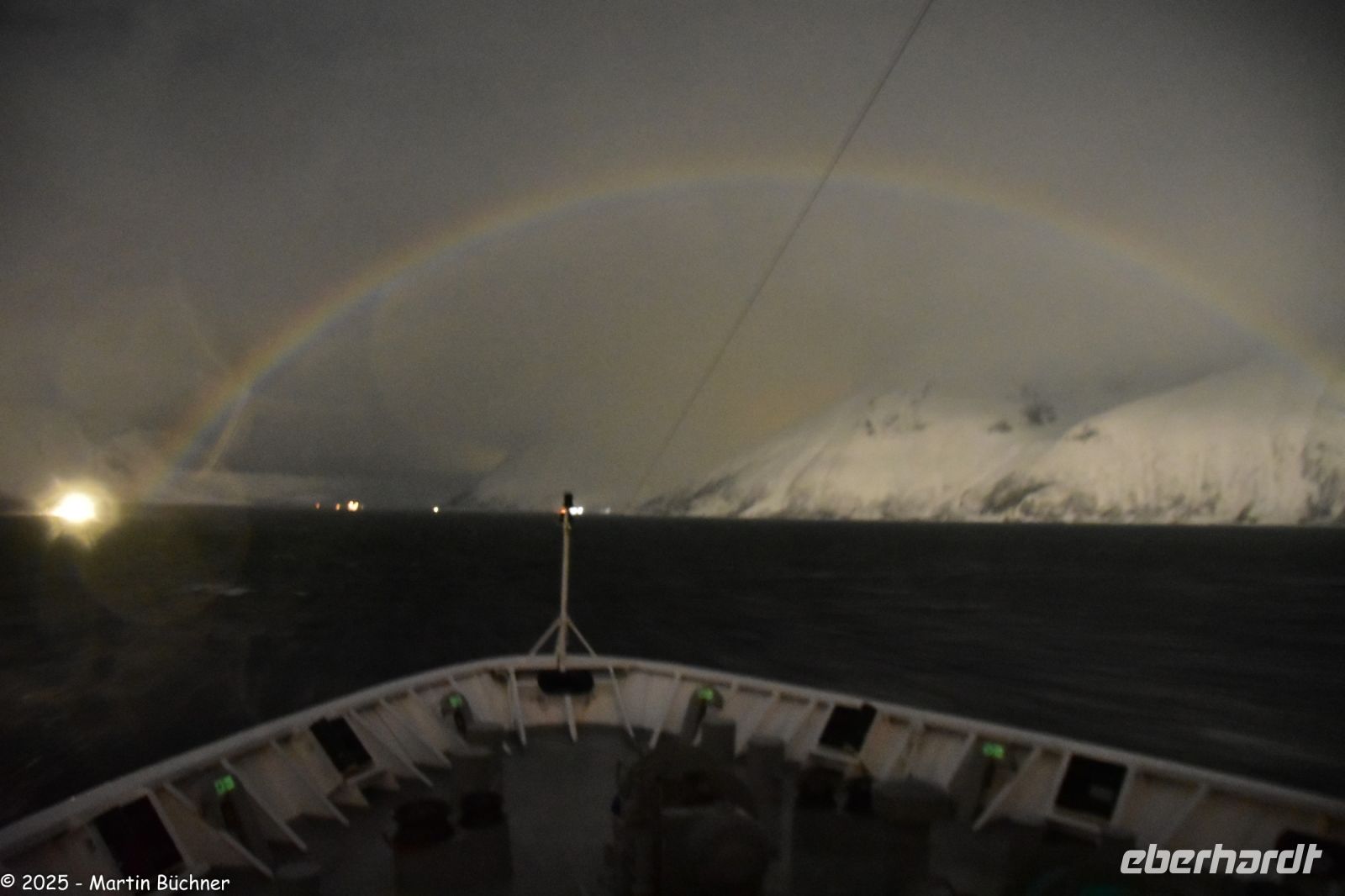 Nein - ohne Regen - kein Mond-Regenbogen!!! (auch für mich ist das eine neue Erfahrung!) - es ist ca. 20.00 Uhr im Winter