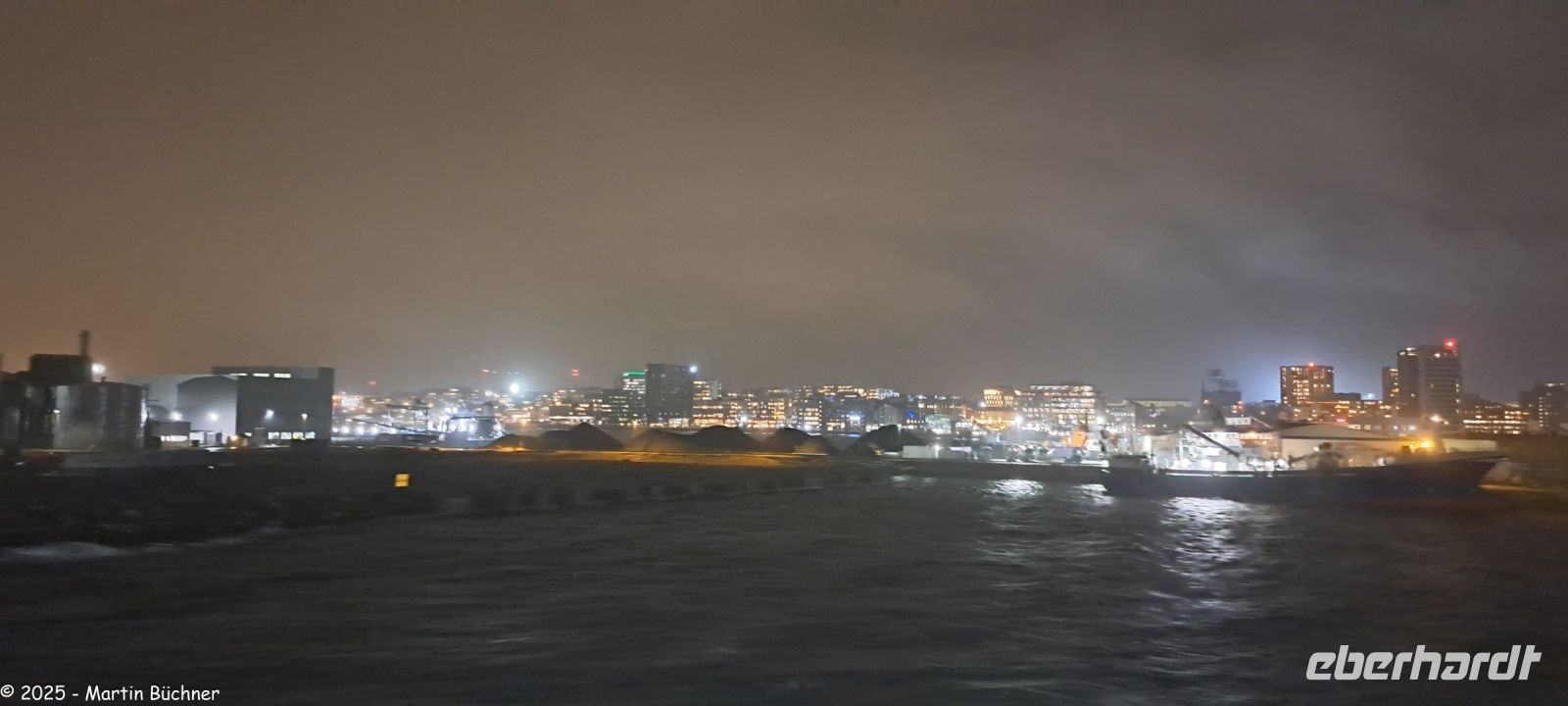 Bodø - kurzer Sturmstopp - um Zeit zu gewinnen ändert der Kapitän die Route und Fahrplan - alle Häfen (außer Bodø) zwischen Harstad und Trondheim werden gecancelt - es warten ein 180 km/h Orkan mit 11-20 Meter hohen Wellen, die wir gern vermeiden wollen