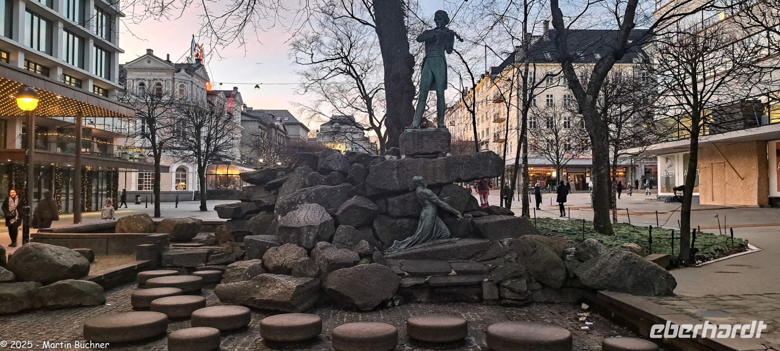 Bergen - Ole Bull Monument - Ole Bull besiegt den Quellgeist Nøk mit seiner Geige