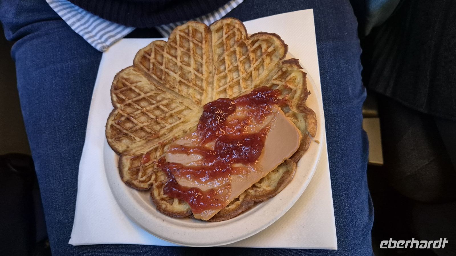 Waffel mit Erdbeermarmelade und Braunkäse