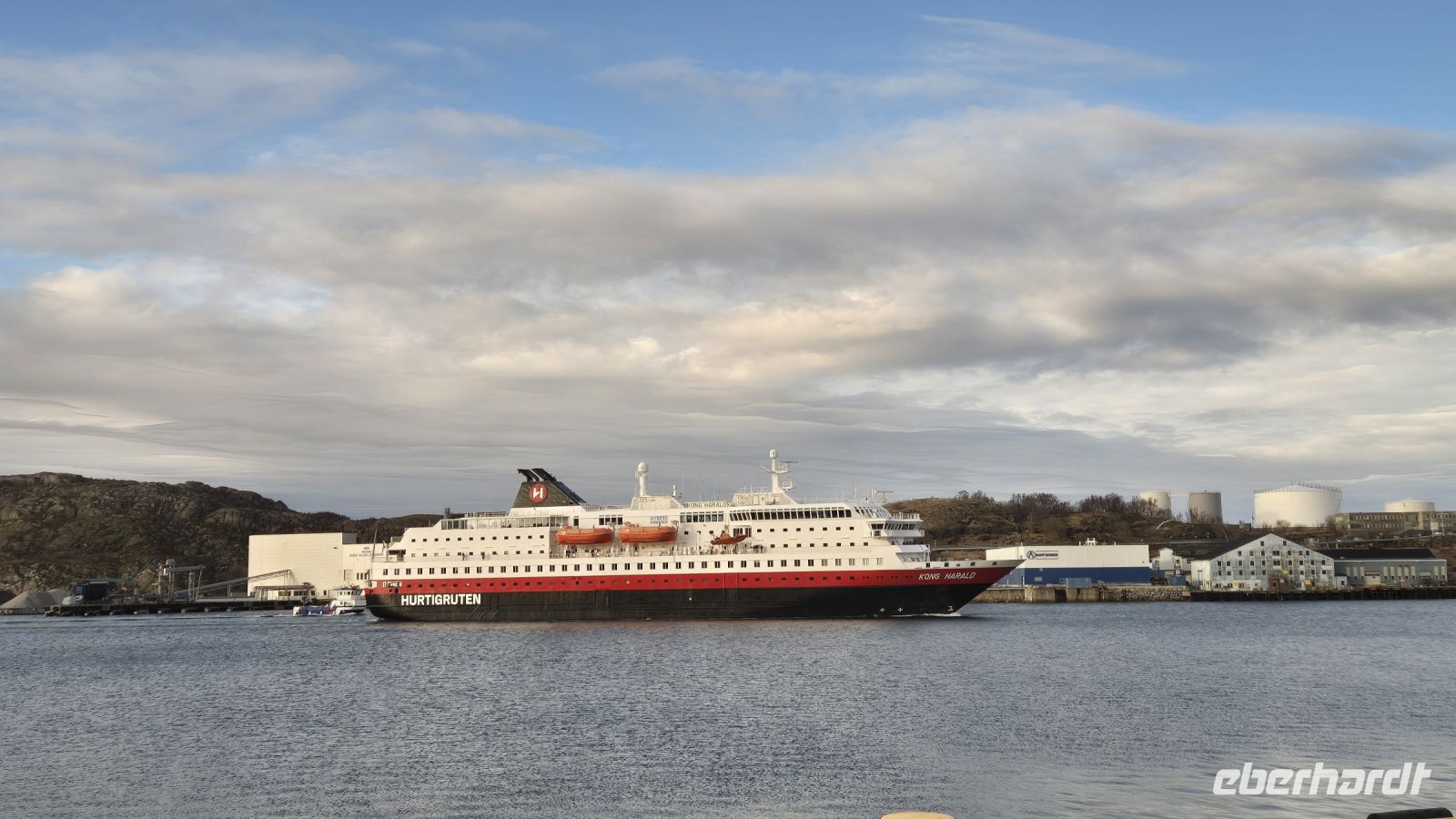 Hurtigruten Schiff im Hafen von Bodø